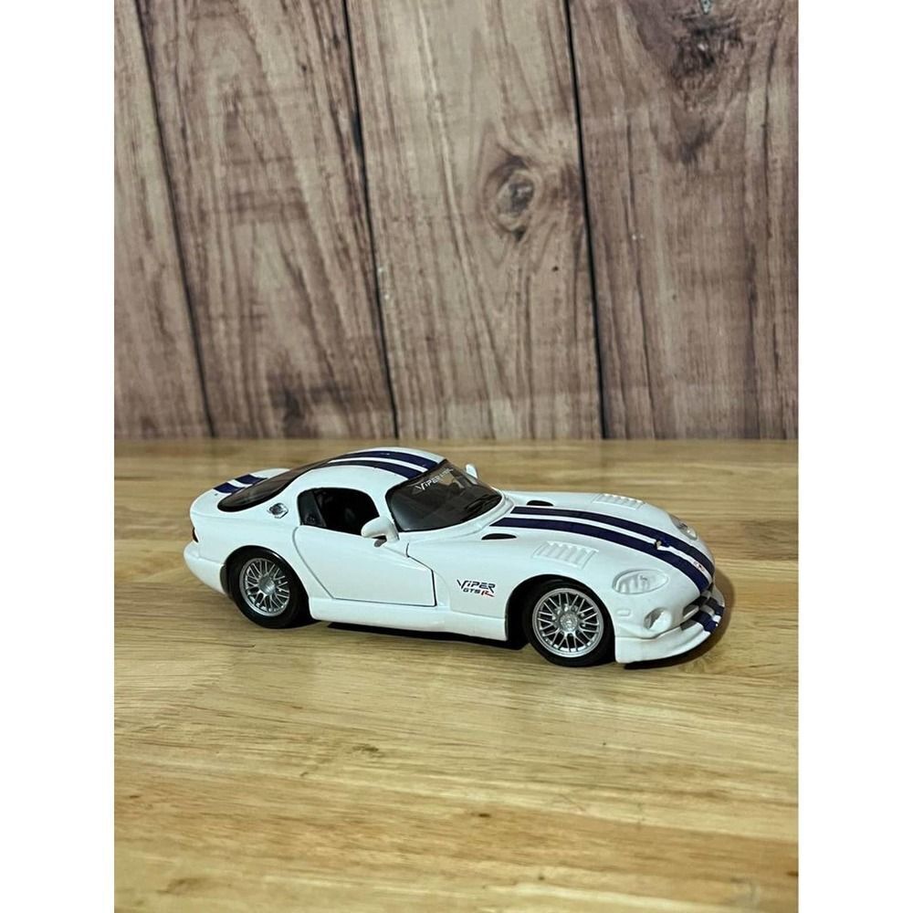 Maisto Dodge Viper GT2 1:24 2007 Diecast Car White/Blue